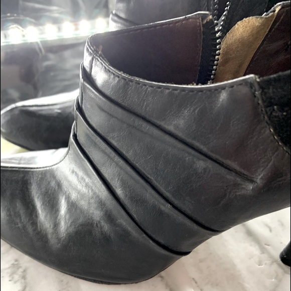 Vero Cuoio Booties - Picture 9 of 11